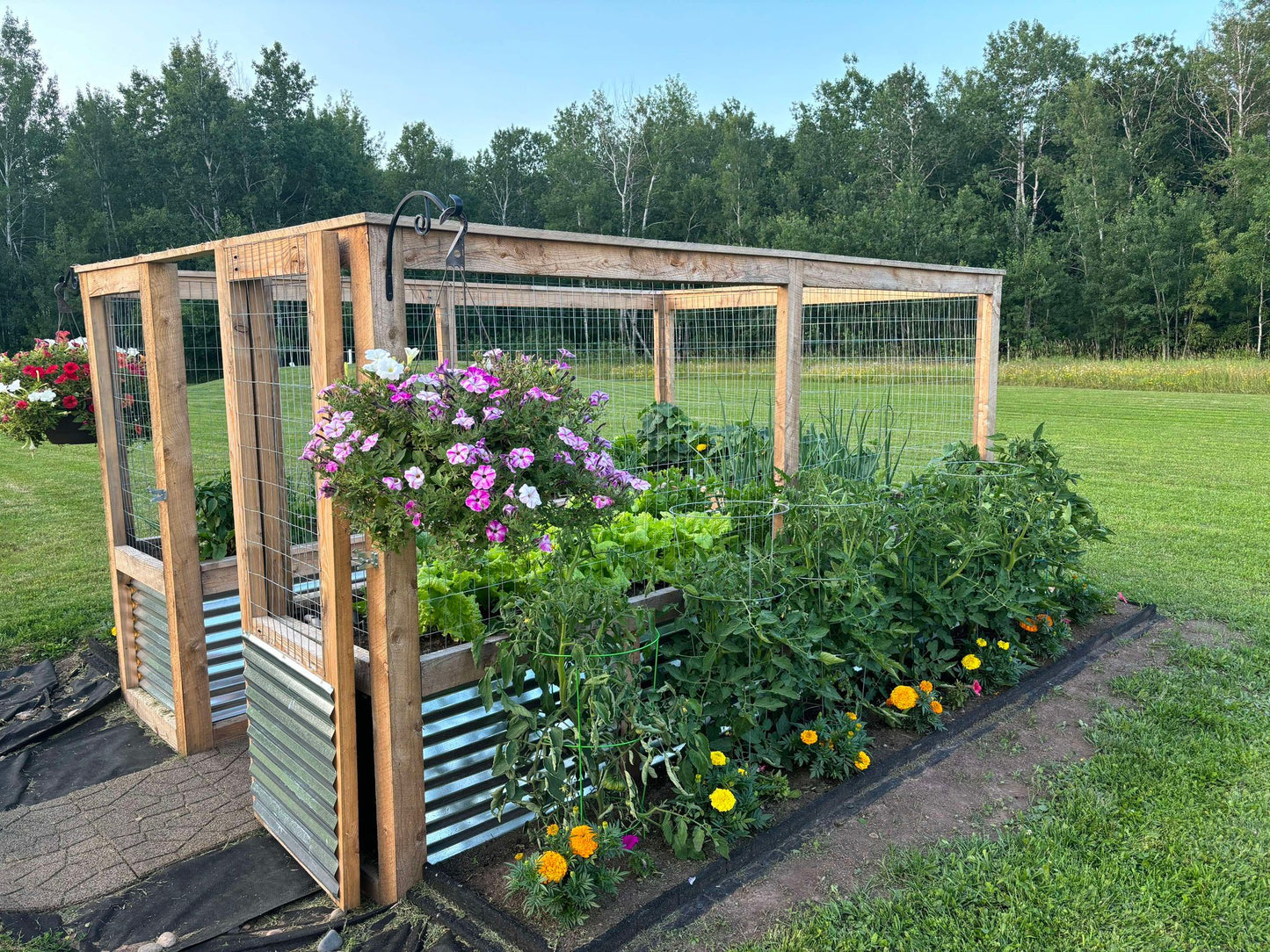 Enclosed Horseshoe Raised Garden Bed